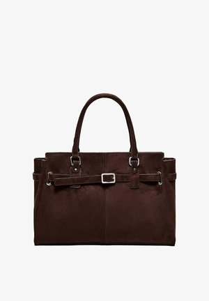 Bruine suède handtas met dubbele handgrepen, een platte onderkant en een gestructureerde vorm. Voorzien van zilverkleurige hardware en een decoratieve riemaccent.