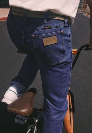WRANGLER X STRANGER THINGS  - Sirgete säärtega teksad - blue denim