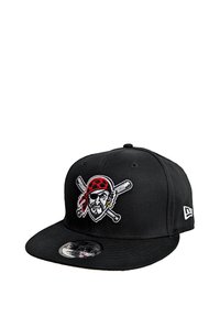 Schwarze Kappe mit einem gestickten Piratenlogo, das ein rotes Bandana und gekreuzte Schläger zeigt. Strukturierte Form mit flachem Schirm und genähten Details.