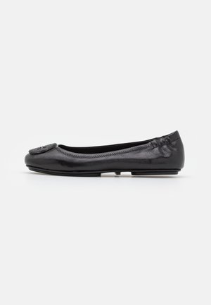 Ballerine plate en cuir noir avec bout rond, ornement circulaire décoratif à l'avant et talon arrière élastiqué.