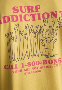 Tissu jaune avec un dessin animé d'une personne confuse regardant une rangée de planches de surf et le texte "ACCRO AU SURF ? APPELEZ 1-800-BONG 24/7 Vous n'êtes pas seul."