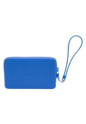Bolso de muñeca rectangular azul con textura, con cremallera y logo "havaianas" en relieve en el frente, unido a una correa de lazo delgada.