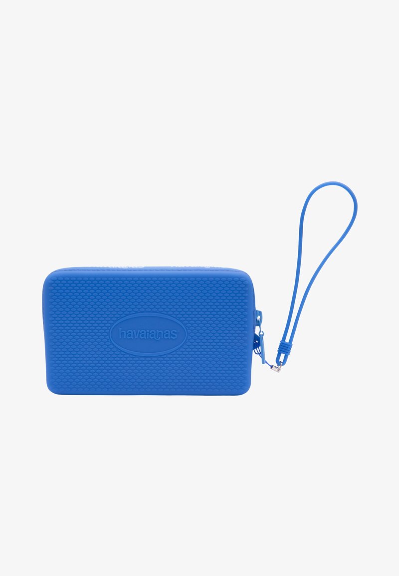 Pochette de poignet rectangulaire texturée bleue avec une fermeture éclair et le logo "havaianas" embossé à l'avant, attachée à une fine lanière en boucle.