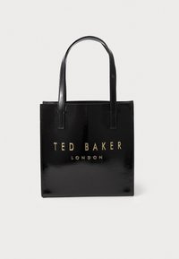 Tote noir en cuir vegan brillant avec deux poignées. Présente "TED BAKER LONDON" en lettres dorées sur le devant. Design carré et minimaliste.