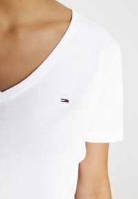 Tommy Jeans SLIM SOFT V NECK TEE 2 PACK - Basic T-shirt - black/white