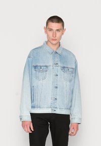 Levi's® PRIDE LIBERATION TRUCKER - Casaco de ganga - blue denim