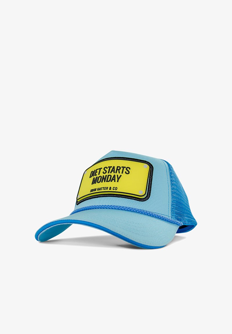 Hellblaues Cap mit Netzrücken, versehen mit einem rechteckigen gelben Patch mit schwarzem Text "DIE DIÄT BEGINNT AM MONTAG" und Logo. Flaches Schirmdesign.