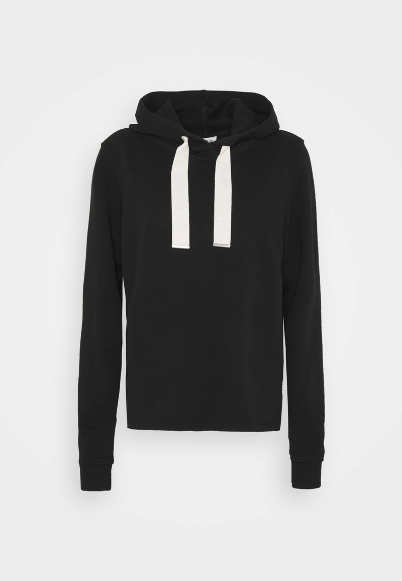 Sudadera negra de tela suave, con un bolsillo tipo canguro, detalles en cordón blanco, mangas largas y puños y dobladillo acanalados.
