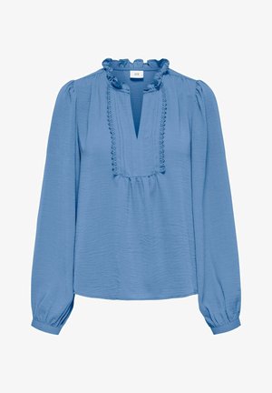 Niebieska bluzka z długim rękawem, z falbankowym kołnierzykiem, dekoltem w kształcie litery V, ozdobiona koronkowym wykończeniem z przodu oraz marszczonymi mankietami.