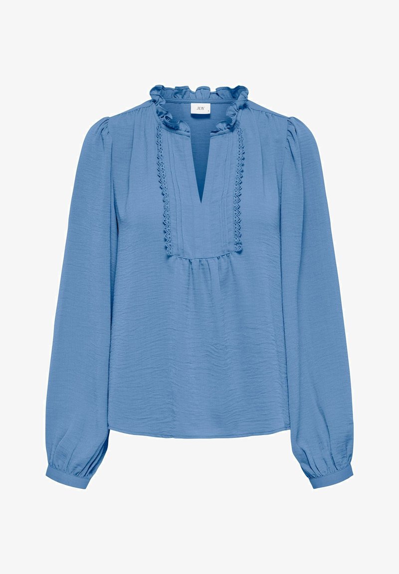 Blouse bleue à manches longues avec col à volants, encolure en V, détails de dentelle sur le devant et poignets froncés.