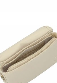 Beige Umhängetasche aus glattem Kunstleder mit einem Reißverschlussfach, Innenfächern und einem abgerundeten oberen Detail.