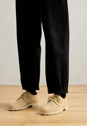 Clarks Originals DESERT ROCK LO - Rennot nauhakengät - maple