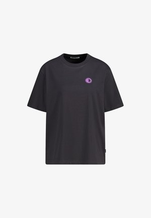 Zwarte katoenen t-shirt met korte mouwen, ronde halslijn en een roze circulaire grafiek op de borst. Geen aanvullende patronen of accenten aanwezig.