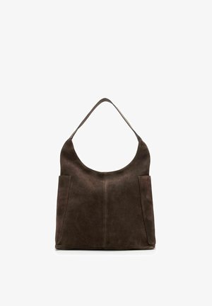 Sac à bandoulière en daim marron foncé avec une large bandoulière et deux poches latérales, présenté sur fond blanc.
