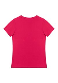 Světle růžové tričko s krátkým rukávem a kulatým výstřihem zobrazené zezadu na bílém pozadí.