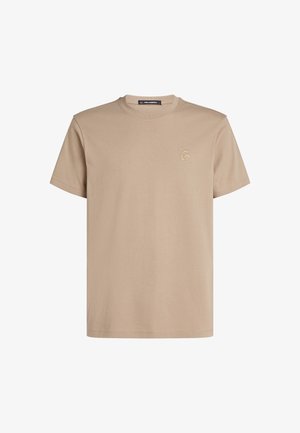 Beige Baumwoll-T-Shirt mit Rundhalsausschnitt, kurzen Ärmeln und einem kleinen gestickten Logo auf der Brust. Glatte Textur, lässige Passform.