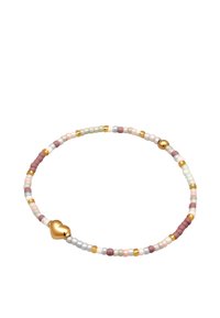 Pärlarmband med pastellfärger och ett guldhjärta som accent, tillverkat av små, runda glaspärlor och metallpärlor, arrangerade i en cirkulär form.