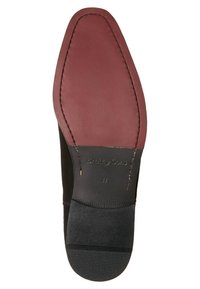 Musta nahkakenkä, jossa on sileä viininpunainen osa kannassa. Teksturoitu musta kumipohja etuosassa, jossa on ompeluyksityiskohtia.