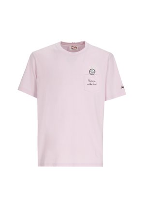 T-shirt rosa chiaro a maniche corte con taschino sul petto, una piccola grafica con un orologio sopra la tasca e la scritta "Platoma is the best" sulla tasca.
