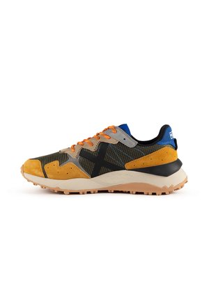 Sneaker low-top con mesh oliva, sovrapposizioni in suede giallo, lacci arancioni, dettaglio nero nella parte centrale, linguetta blu sul tallone e suola beige strutturata.