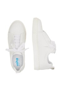 Adidași albi din material sintetic neted, cu un design slip-on, vârf rotund și talpă din cauciuc texturat. Sfoara este legată în față.