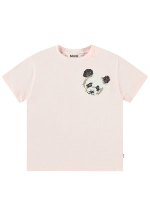 T-shirt rose clair à manches courtes avec un petit visage de panda en perles noires et blanches sur la partie supérieure gauche de la poitrine.