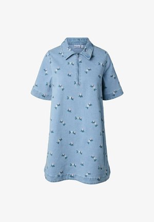 Robe en denim bleu clair à manches courtes avec de petites broderies florales roses et blanches et un col zippé à l'avant.