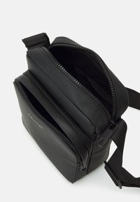 Calvin Klein CK MUST PIQUE REPORTER UNISEX - Borsa a tracolla - ck black