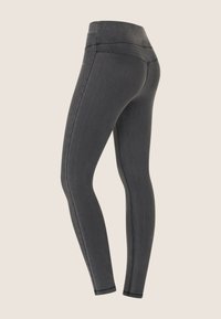 Leggings neri con vita alta, design senza cuciture e un tessuto morbido e testurizzato con sottili accenti di cucitura.