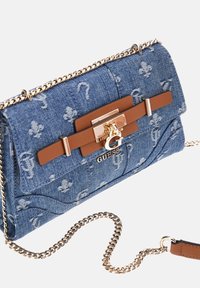 Borsa a spalla in denim con accenti sintetici marroni, accessori in tonalità oro, texture trapuntata e motivi floreali. Inclusa tracolla a catena regolabile.