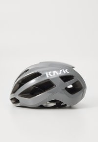 Casque de cyclisme KASK gris avec un design aérodynamique, des fentes de ventilation et une finition brillante. Comprend une sangle de menton robuste pour un port sécurisé.