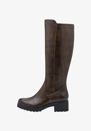 Botte en cuir marron foncé, haute, avec un petit talon carré et une semelle crantée, finition lisse et minimalisme dans les détails de couture.