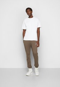 Nike Sportswear SPORTSWEAR CLUB FLEECE - Calças de fato de treino - ironstone/white