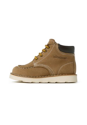 Bottines en suede marron avec des lacets jaunes, des coutures blanches et une semelle en caoutchouc beige ; détail marron en haut et logo sur le côté.
