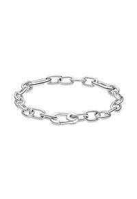 Pulsera de cadena de plata con eslabones ovalados y rectangulares entrelazados, textura suave y un detalle de cierre seguro.
