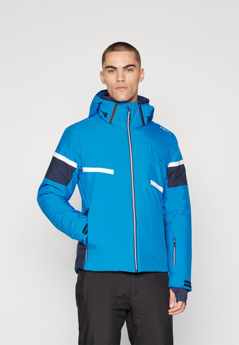 Blaue isolierte Jacke mit hohem Kragen, Reißverschluss, marineblauen Akzenten und weißen Streifen an Schultern und Brust. Wasserdichtes Material.