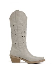 Stivaletti cowboy grigi chiari con punta affusolata, dettagli cuciti, aperture laterali e tacco impilato. Realizzati in materiale sintetico.