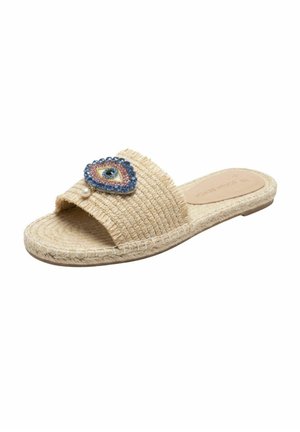 Sandalia beige tejida tipo slide con decoración de ojos de cuentas azules y rosas y pequeño detalle de perla en la correa.