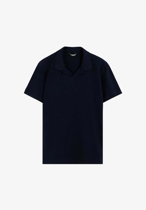 Marineblauwe polo met korte mouwen en een platte kraag, gemaakt van gladde stof, met een ontspannen snit en een eenvoudig ontwerp. Geen patronen of accenten.