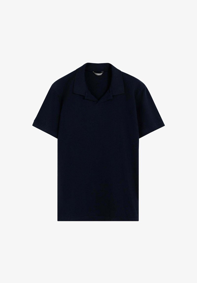 Polo de manga corta azul marino con cuello plano, fabricado en tejido suave, con un corte relajado y un diseño sencillo. Sin estampados ni acentos.