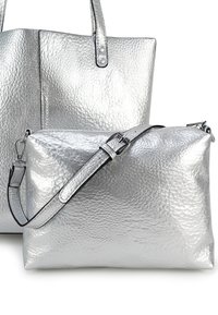 Zilveren leren tote en kleine handtas met een gestructureerd oppervlak, voorzien van een gladde afwerking en een verstelbare schouderband met een metalen gesp.
