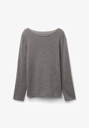 Grå langærmet sweater i et blødt, tekstureret stof. Har en bred halsudskæring og afsluttede kanter. Enkel, klassisk design uden udsmykninger.