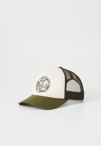 Gorra de camionero con una parte frontal blanca, visera verde olivo y laterales de malla marrón. Presenta un diseño gráfico con acentos florales.