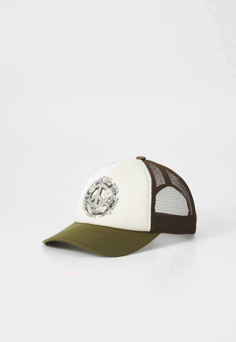 Gorra de camionero con una parte frontal blanca, visera verde olivo y laterales de malla marrón. Presenta un diseño gráfico con acentos florales.