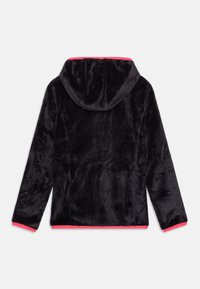 Melns mīksts kapučjaka ar maigu tekstūru, kurai ir rozā iekšējā oderējuma un rozā akcenti uz piedurknēm un apakšmalas. Izstrādāta ar aukliņu kapuci.