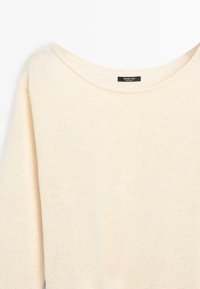 Pull en maille beige clair avec encolure bateau et manches longues, labellisé Massimo Dutti, présenté sur fond blanc uni.