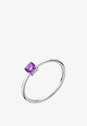 Hõbedane sõrmus koos lillasel lapik-kroon-lõikegemmiga, mis on kinnitatud nelja sõrmega, millel on sile ümar bänd. Minimalistlik disain.