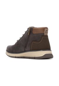 Botas de tobillo de cuero marrón oscuro con una cremallera lateral, parte superior de tela texturizada y suela beige con estrías. Presenta un detallado de costura a contraste.