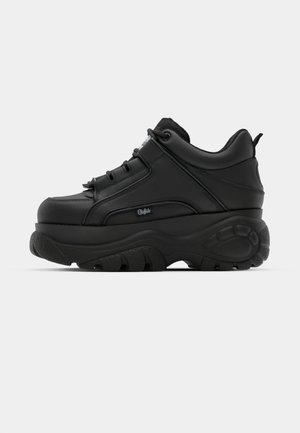 Sneaker neri chunky con collo imbottito e lacci. Realizzati in materiale sintetico liscio, presentano una suola in gomma testurizzata.