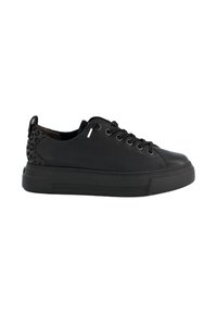 Sneaker nera in pelle con retro leopardato nero texturizzato, punta tonda, sei fori per i lacci e suola spessa nera.